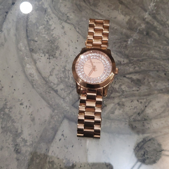 Authentic MICHAEL KORS Runway Crystal Baguette Rose Gold Ladies Watch like new - Picture 5 of 12